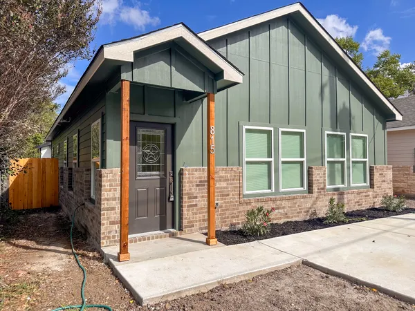 $285,000 | 815 5th, Lockhart, TX 78644