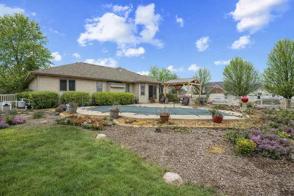 $374,500 | 1212 South Creek Drive, Manteno, IL 60950