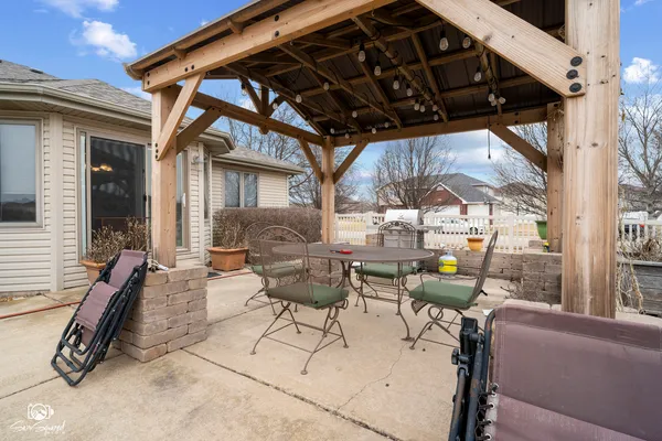 $374,500 | 1212 South Creek Drive, Manteno, IL 60950