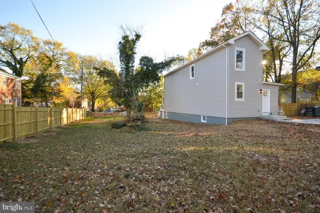 a house view with backyard space
