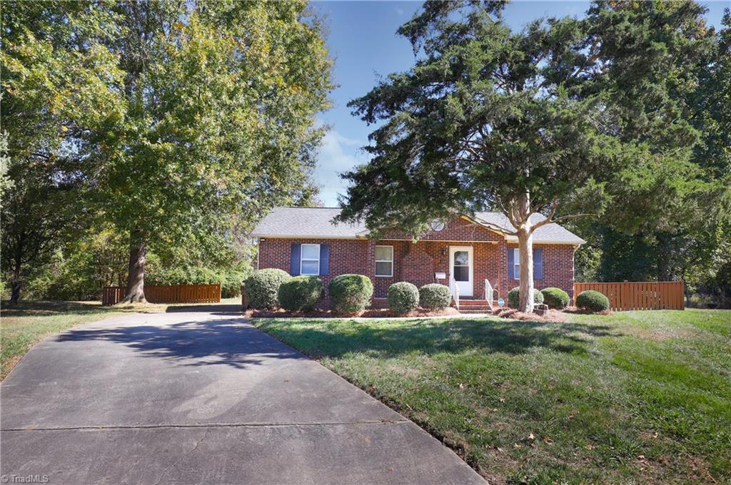 1711 Hanover Court High Point, NC 27265 - Photo 2 of 27