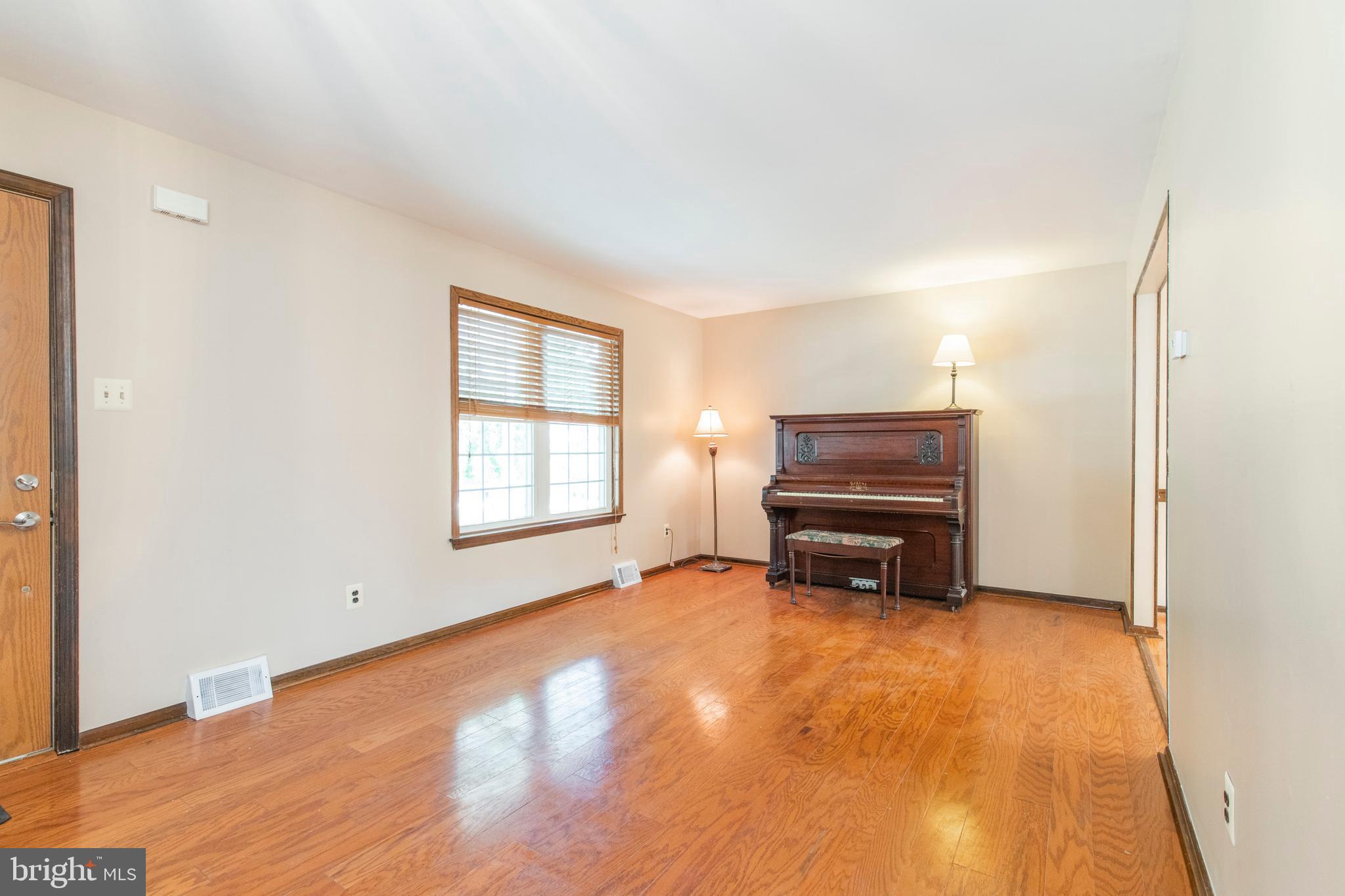 1106 Church Road Springfield, PA 19064 - Photo 3 of 32 Living Room