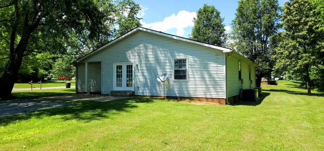 a view of a house with a yard