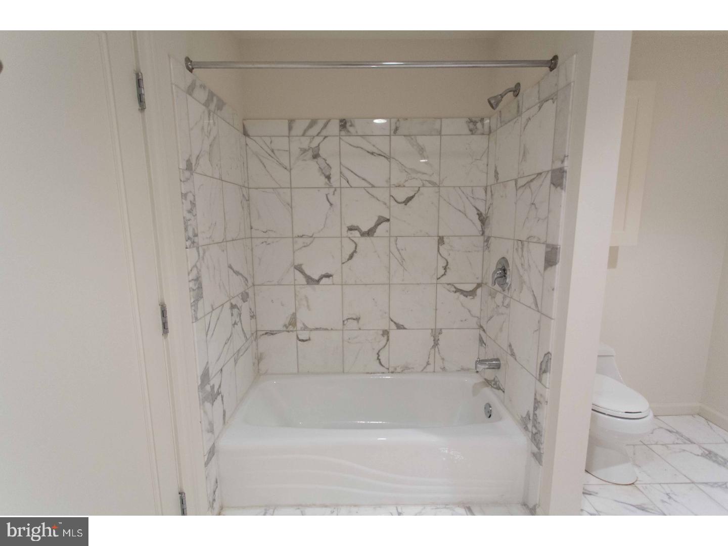 201 North 8th Street, Unit 809 Philadelphia, PA 19106 - Photo 18 of 24 a bathroom with a bathtub