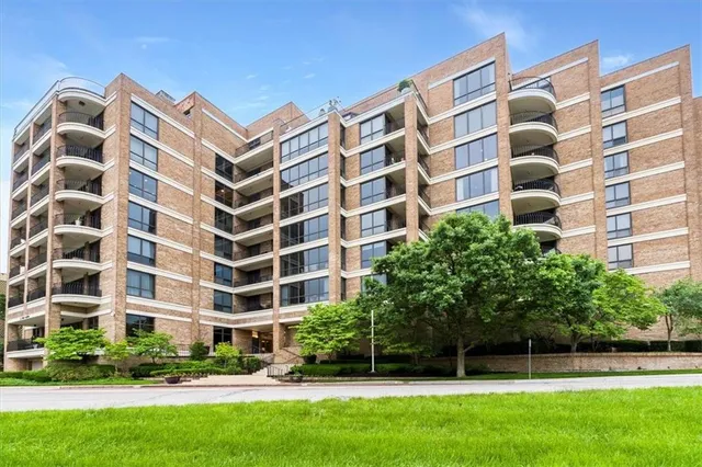 $750,000 | 433 Ward Parkway, Unit 2S, Kansas City, MO 64112