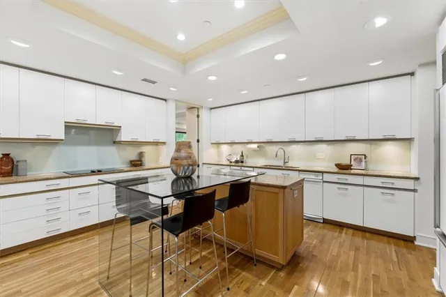 $750,000 | 433 Ward Parkway, Unit 2S, Kansas City, MO 64112