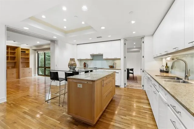 $750,000 | 433 Ward Parkway, Unit 2S, Kansas City, MO 64112