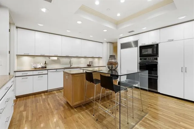 $750,000 | 433 Ward Parkway, Unit 2S, Kansas City, MO 64112