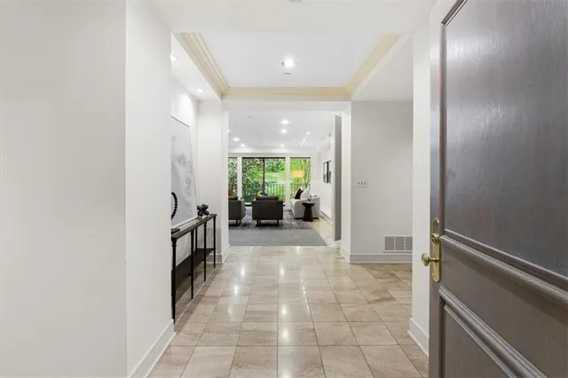 $750,000 | 433 Ward Parkway, Unit 2S, Kansas City, MO 64112