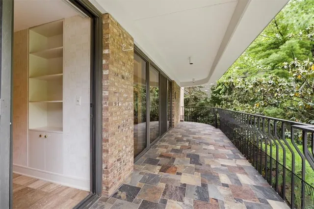 $750,000 | 433 Ward Parkway, Unit 2S, Kansas City, MO 64112