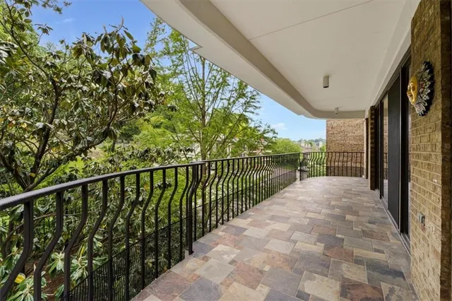 $750,000 | 433 Ward Parkway, Unit 2S, Kansas City, MO 64112