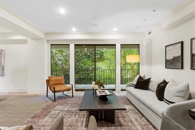 $750,000 | 433 Ward Parkway, Unit 2S, Kansas City, MO 64112