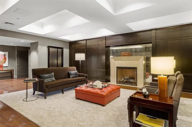 $750,000 | 433 Ward Parkway, Unit 2S, Kansas City, MO 64112