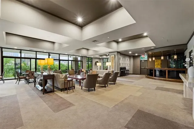 $750,000 | 433 Ward Parkway, Unit 2S, Kansas City, MO 64112