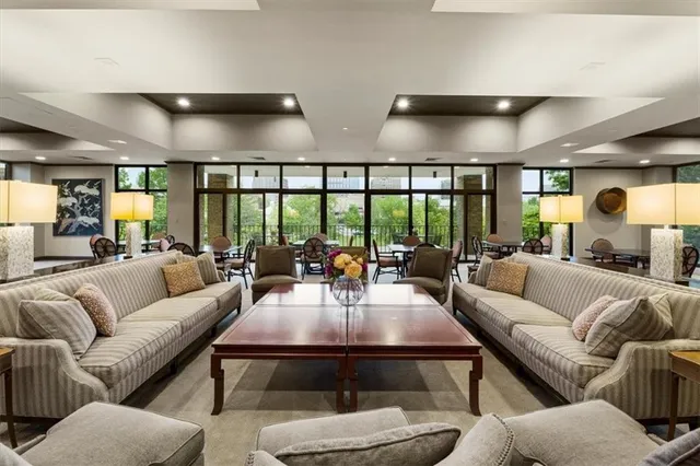 $750,000 | 433 Ward Parkway, Unit 2S, Kansas City, MO 64112