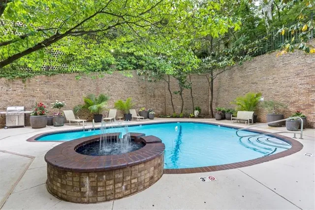 $750,000 | 433 Ward Parkway, Unit 2S, Kansas City, MO 64112