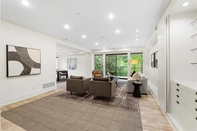 $750,000 | 433 Ward Parkway, Unit 2S, Kansas City, MO 64112