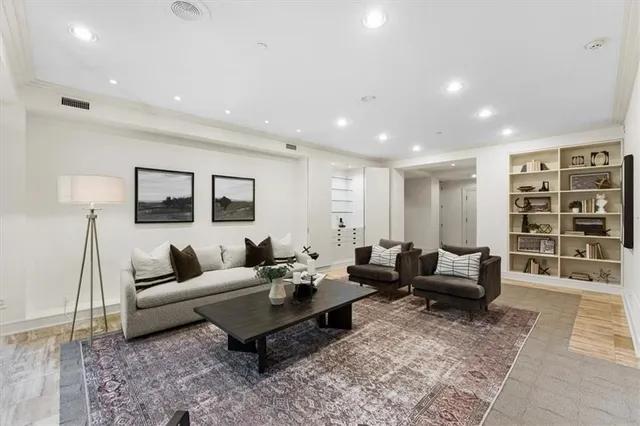 $750,000 | 433 Ward Parkway, Unit 2S, Kansas City, MO 64112