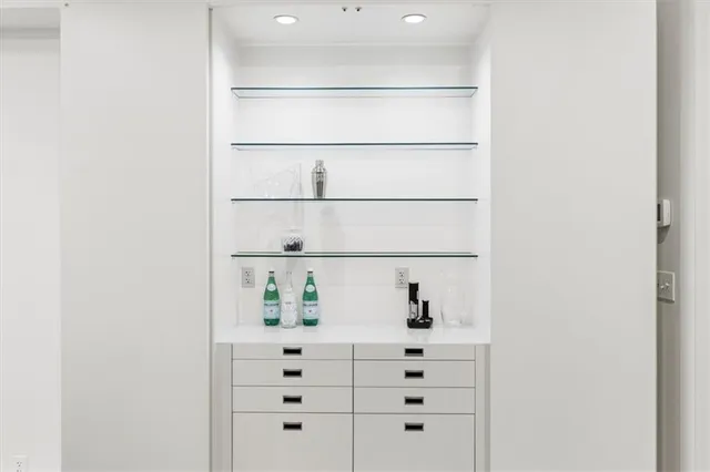 $750,000 | 433 Ward Parkway, Unit 2S, Kansas City, MO 64112