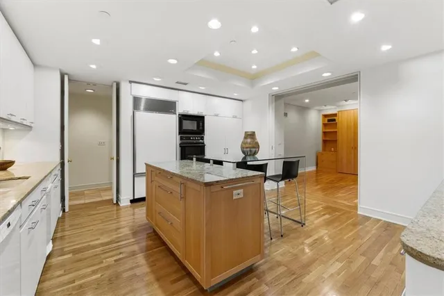 $750,000 | 433 Ward Parkway, Unit 2S, Kansas City, MO 64112