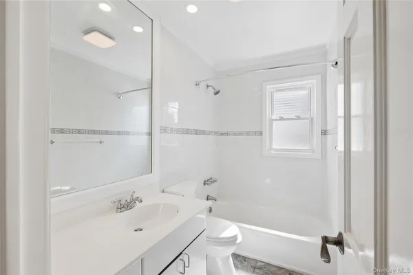 $4,500 | 31 Evelyn Lane, Syosset, NY 11791