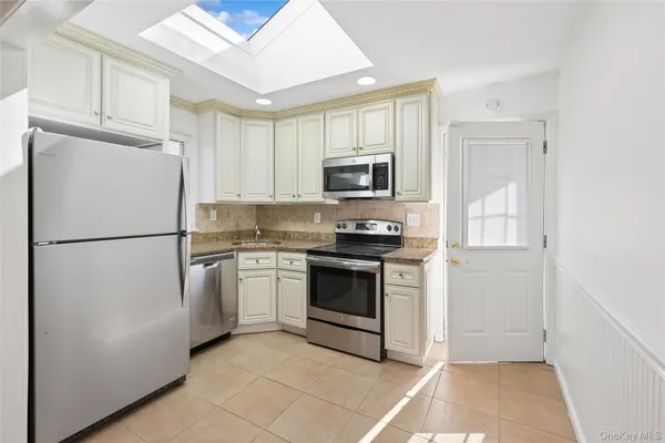 $4,500 | 31 Evelyn Lane, Syosset, NY 11791