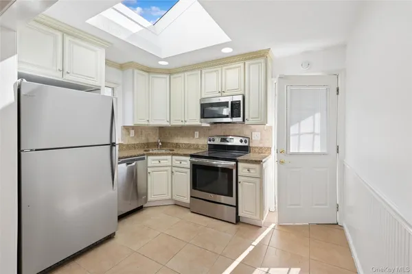 $4,500 | 31 Evelyn Lane, Syosset, NY 11791