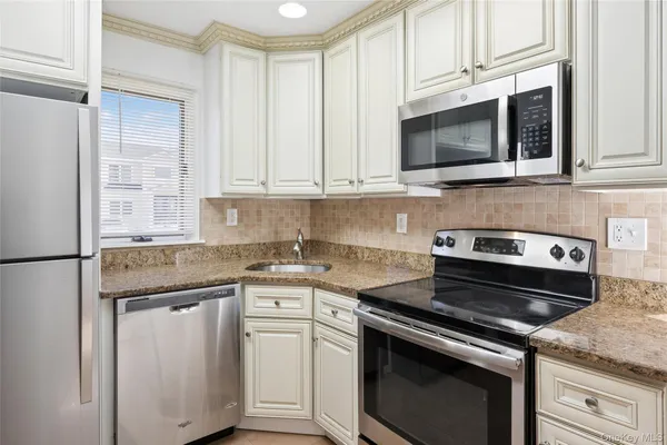 $4,500 | 31 Evelyn Lane, Syosset, NY 11791