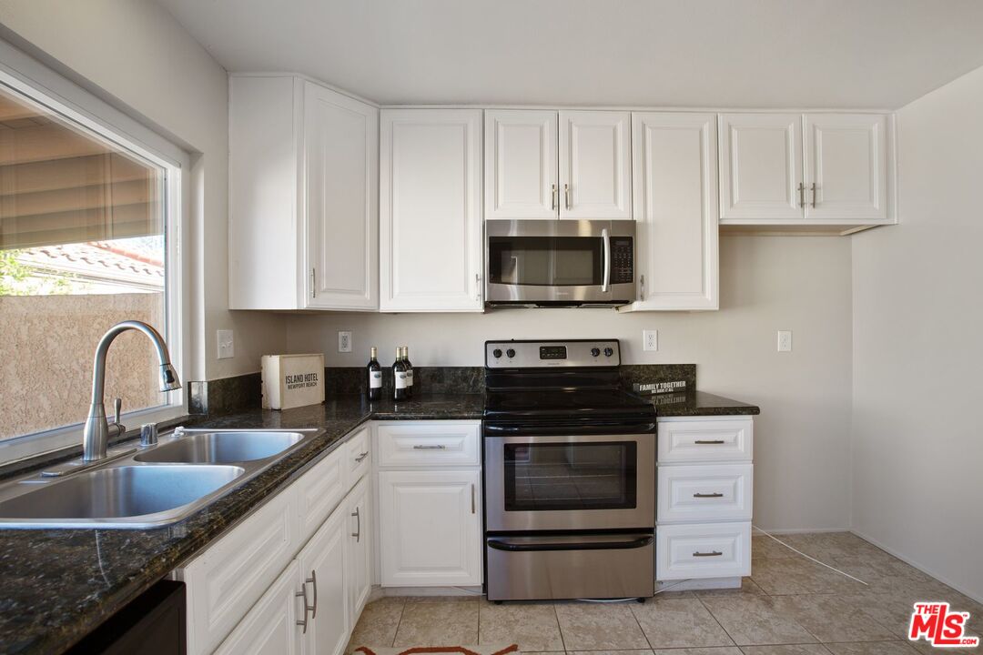 19565 Rinaldi Street, Unit 17 Northridge, CA 91326 - Photo 14 of 32 Gallery Image 14