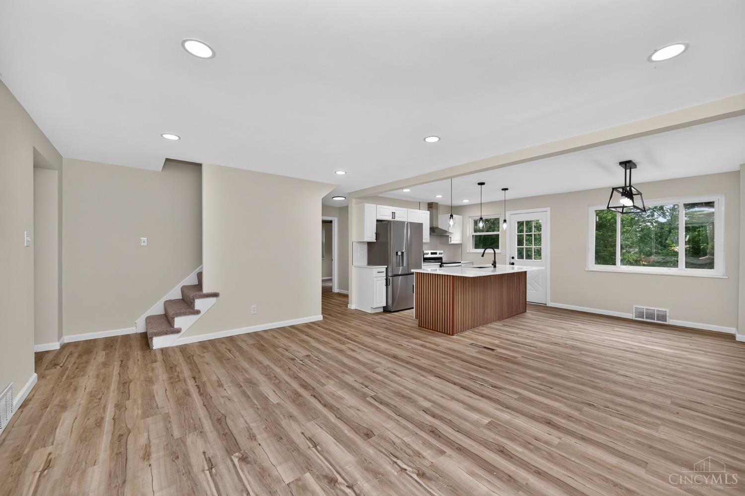 8957 Plainfield Road Cincinnati, OH 45236 - Photo 6 of 40