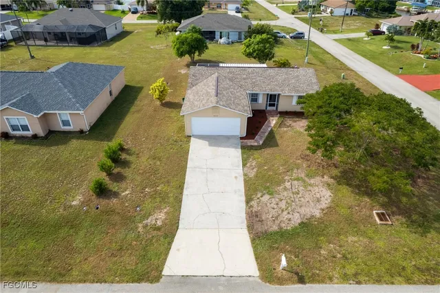 a view of backyard of the house