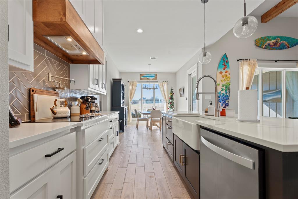 2041 Carrie Court Weatherford, TX 76088 - Photo 11 of 36 a kitchen with lots of counter top space