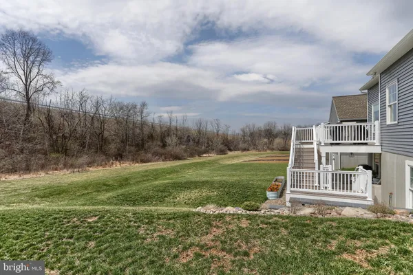a view of a back yard
