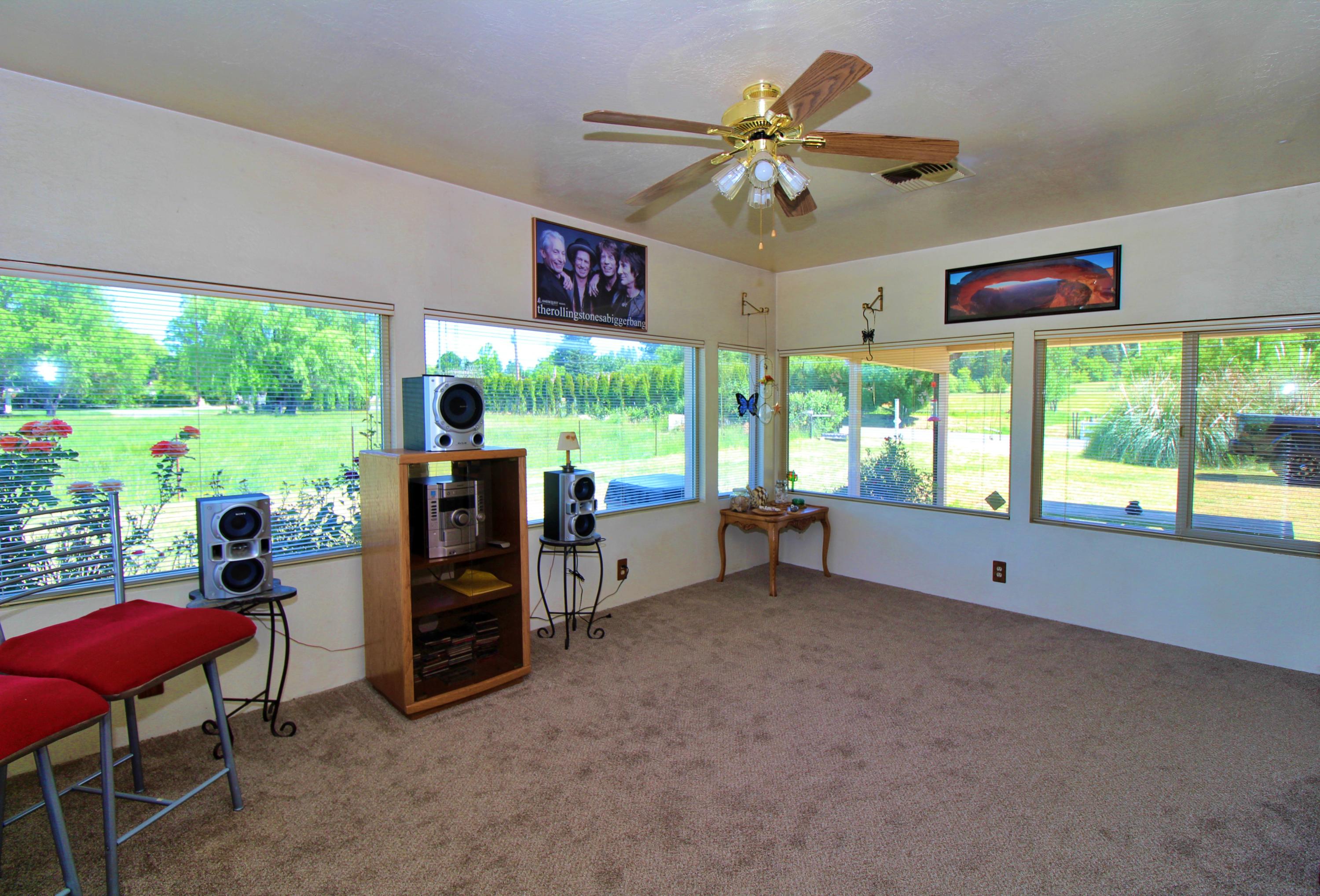 4888 Jerome Prairie Road Grants Pass, OR 97527 - Photo 16 of 35 Family room