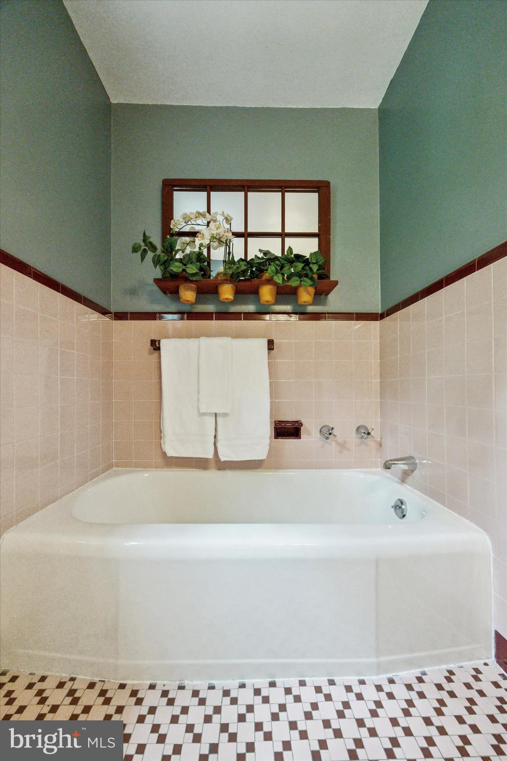 444 Kerr Lane Springfield, PA 19064 - Photo 22 of 35 a bathroom with a bathtub and a shower