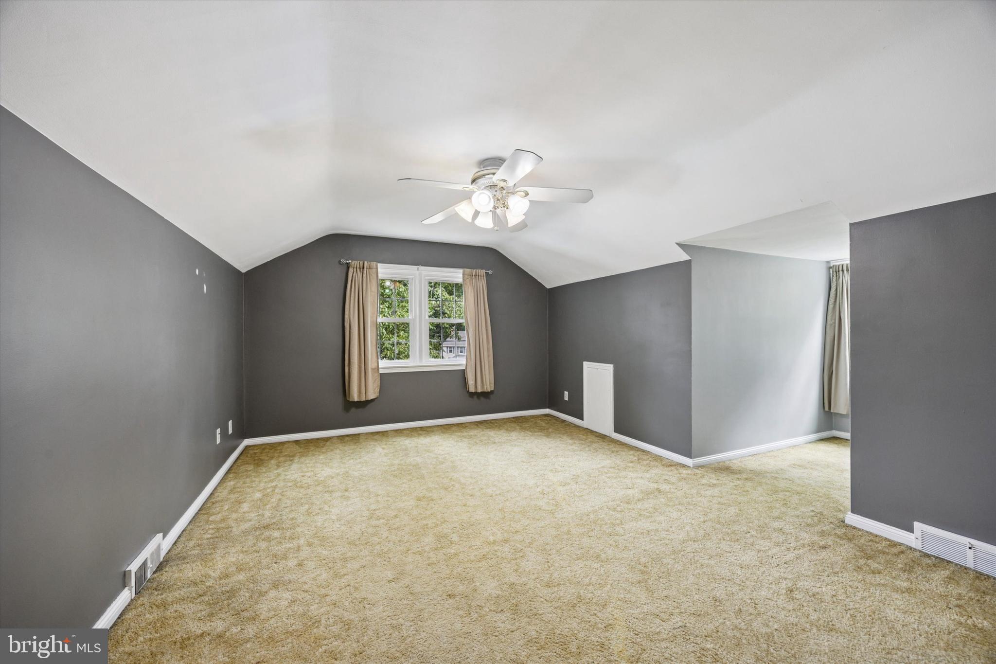 444 Kerr Lane Springfield, PA 19064 - Photo 24 of 35 an empty room with windows and closet