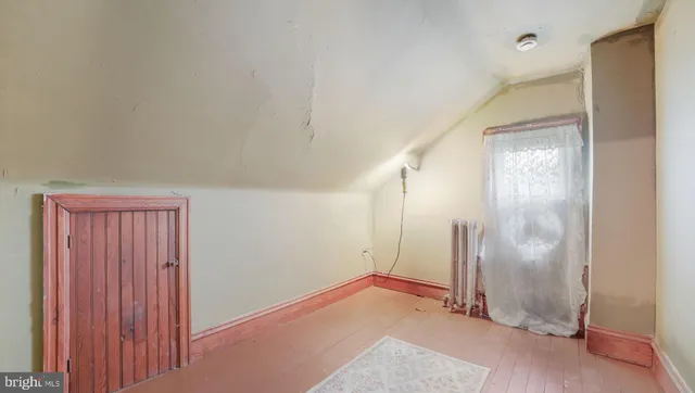 a view of a house with backyard and a garden