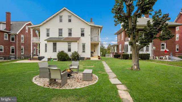 a view of a back yard of the house
