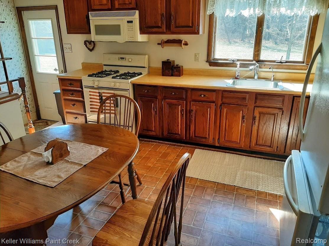 300 East Buell Road Rochester, MI 48306 - Photo 8 of 20 Kitchen3.jpg