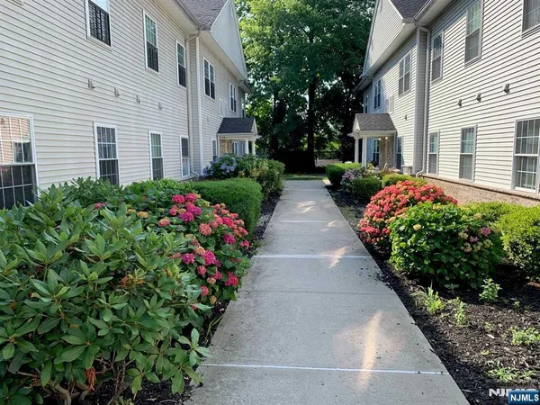 a view of a yard in front of house