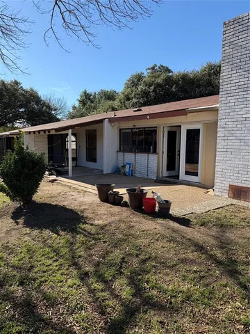 a view of a house with backyard and sitting area