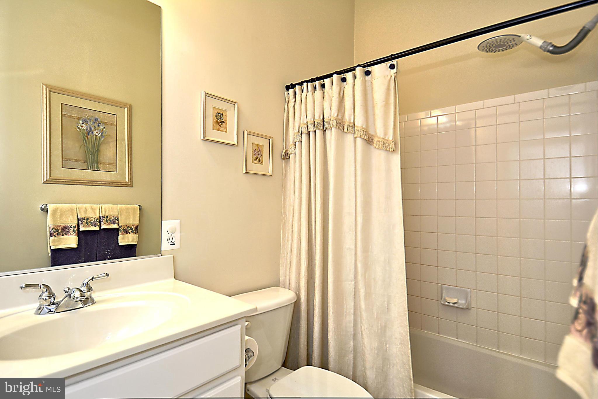 198 Hidden Forest Court Gaithersburg, MD 20877 - Photo 23 of 30 Bath - Upper Level