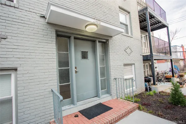 a view of entryway of a house