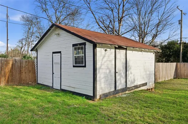 a view of backyard with garden