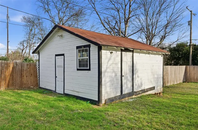 a view of backyard with garden