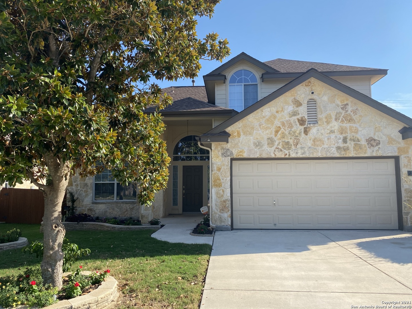 a view of a house with a yard