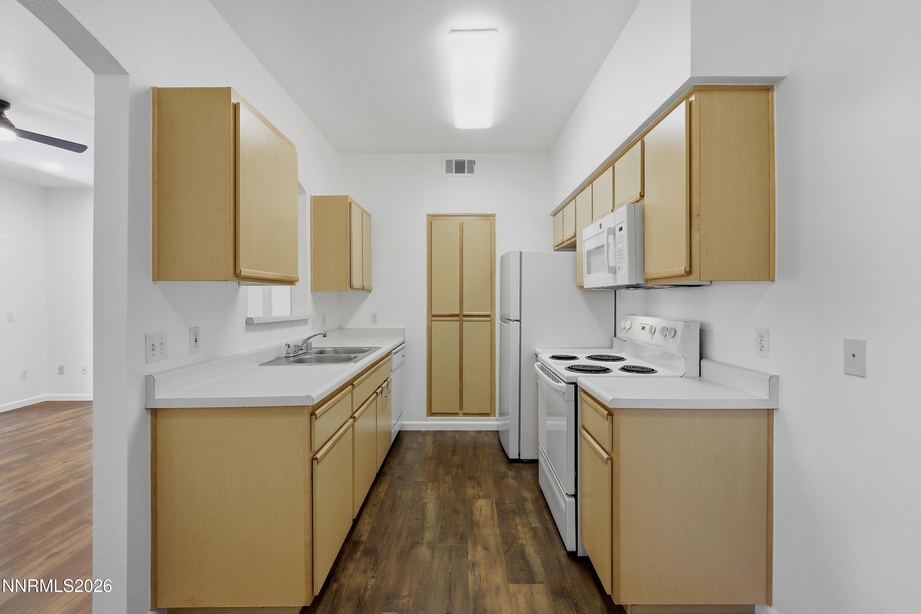 6850 Sharlands Avenue, Unit T# 1118 Reno, NV 89523 - Photo 9 of 27 9_6850_sharlands_ave_unit_1118_008