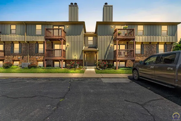 $97,500 | 5651 Southwest Foxcroft Circle South, Unit 205, Topeka, KS 66614