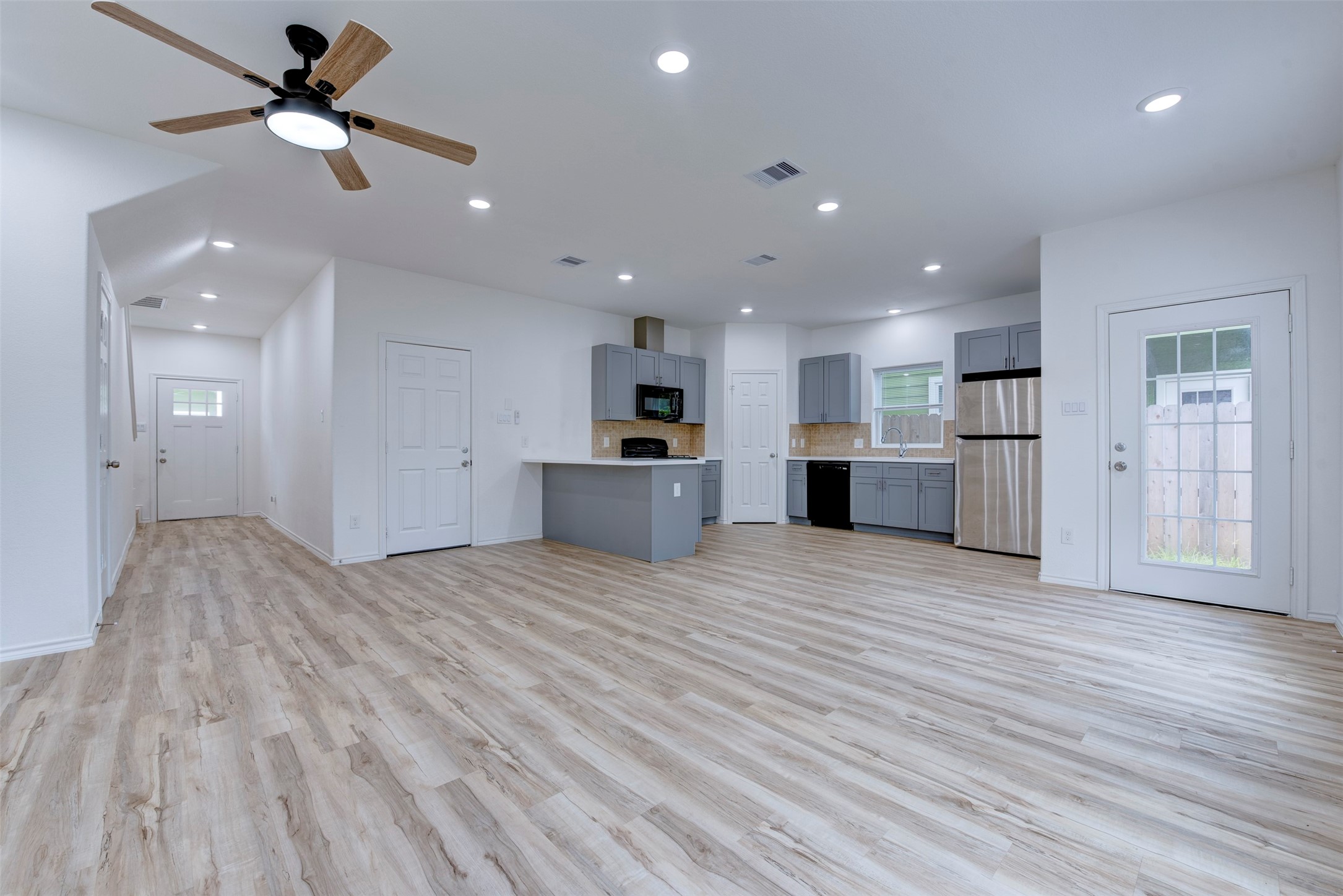 8203 Woodlyn Road, Unit F Houston, TX 77028 - Photo 5 of 31