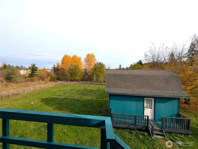 a view of a yard with plants